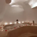 Menias Cave House イア