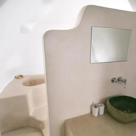 Menias Cave House Daire Oia