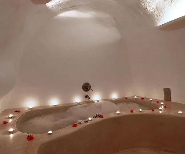 Menias Cave House Oia (Santorini)