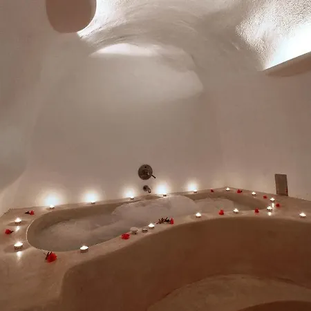 Menias Cave House Oia (Santorini)